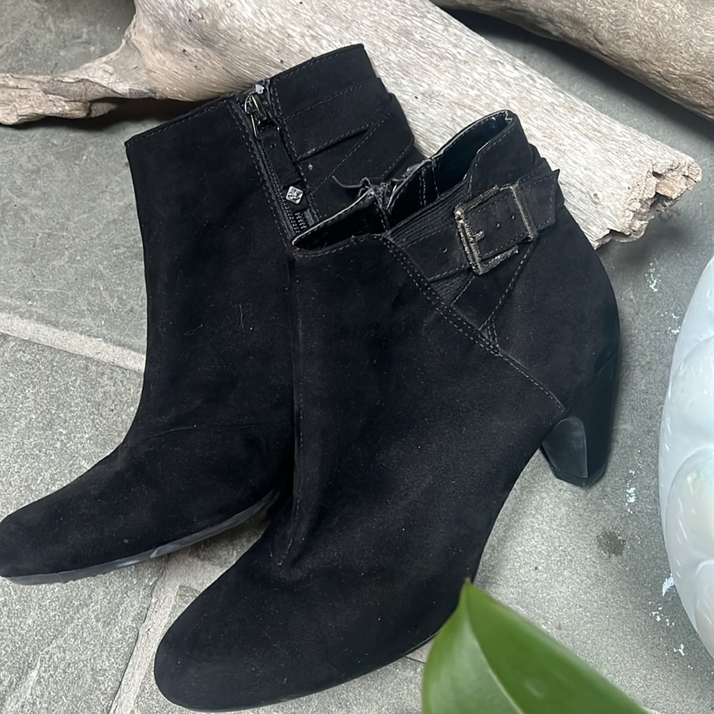 Sam & Libby Black Faux Suede Ankle Booties Sz 7
